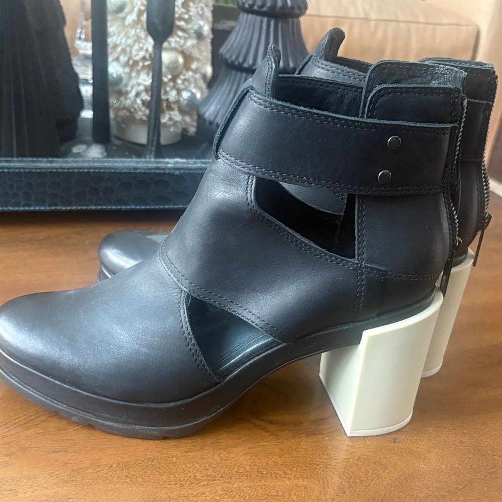 Sorel Black Leather Ankle Boots